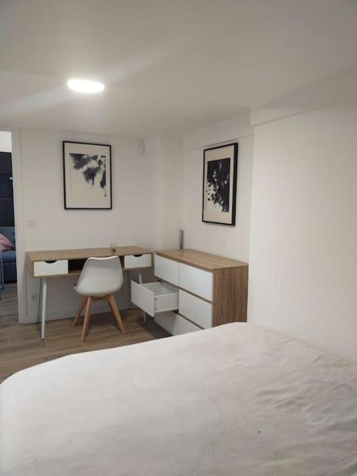 Ferienwohnung 2 Piece Avec Terrasse Ensoleille Suresnes Exterior foto